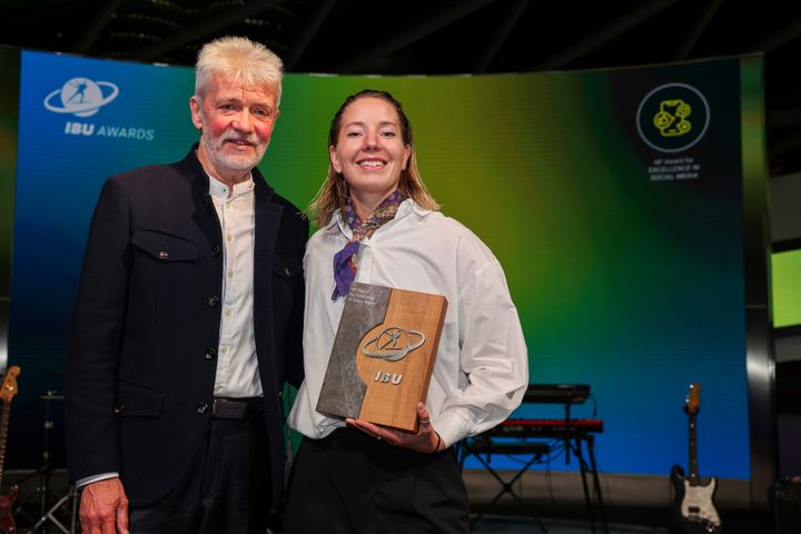 Emma Höglund från Svenska Skidskytteförbundets kommunikationsteam mottog priset.