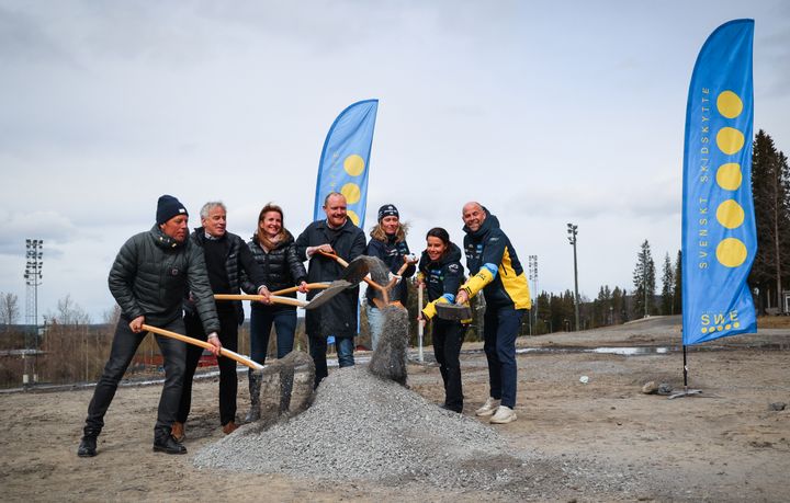 Ulf Bernhardsson, Trångsvikens Bygg, Pelle Lundgren (C) Effie Kourlos (C) och Niklas Daoson (S), Elvira Öberg, A-landslagsåkare, Sofia Domeij, ordförande Svenska Skidskytteförbundet, Rikard Grip, generalsekreterare på Svenska Skidskytteförbundet