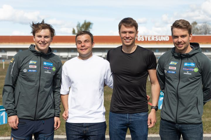 Från vänster: skidskyttetränaren Thomas Briffaz, paraskidskytten Zebastian Modin, guiden Emil Talsi och skidskyttetränaren Oskar Brandt