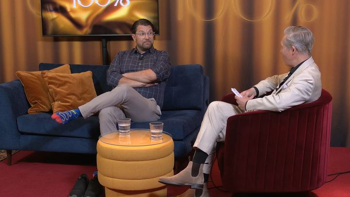 Jimmie Åkesson i strumplästen hos Henrik Jönsson