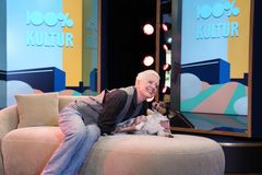 Linda Skugge med hunden Jake