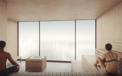 Två personer sitter i en modern bastu med stora glasfönster som vetter mot en lugn sjö.