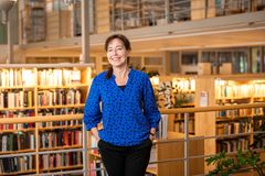 Bild på Anna-Karin Lindblom, generalsekreterare på Folkbildningsrådet, blå tröja, i ett bibliotek.