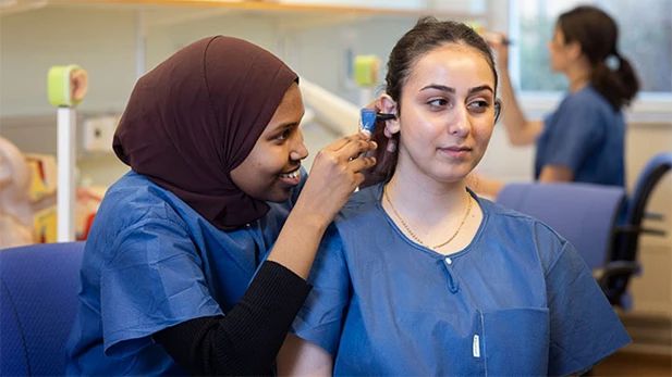 Intresset för att studera till audionom är stort. Här övar studenter tillsammans.