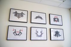 Sex tavlor som visar bilder som den schweiziske psykiatern Hermann Rorschach började använda 1921.