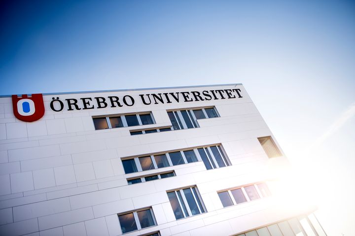 Fasad Novahuset med text "Örebro universitet"