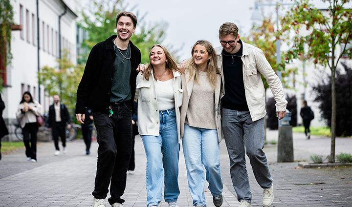 Studenter på Örebro universitets campus