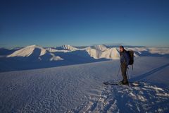 Forskaren William Hartz på skidor i en snölandskap på Svalbard.