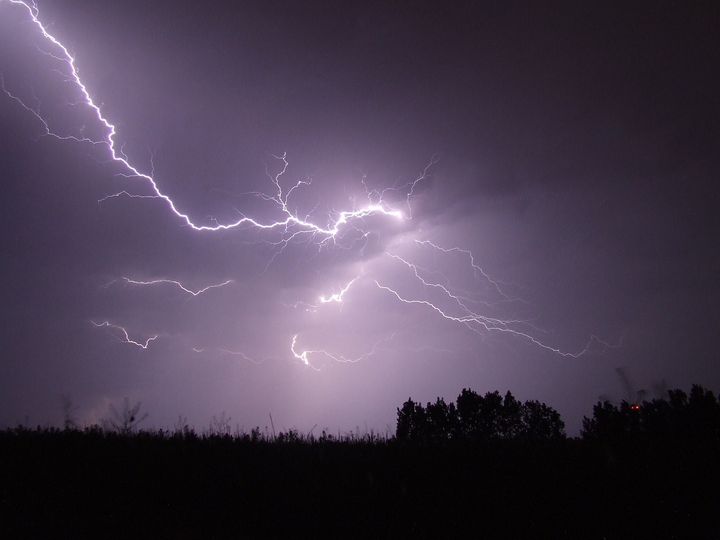 Blixt på mörk himmel