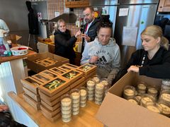 Två kvinnor som packar upp matlådor på en disk