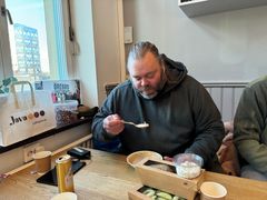 Man som äter soppa