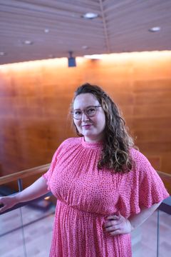 Kvinna i mörkt rosa klänning