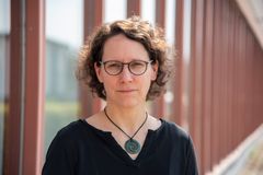 Natalie Barker-Ruchti vid en fönstervägg utomhus