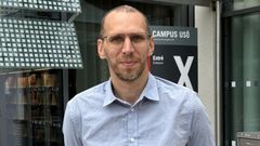 Forskaren Jonas Andersson utanför Campus USÖ (medicinska fakulteten på Örebro universitet)