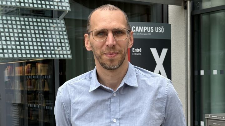 Forskaren Jonas Andersson utanför Campus USÖ (medicinska fakulteten på Örebro universitet)