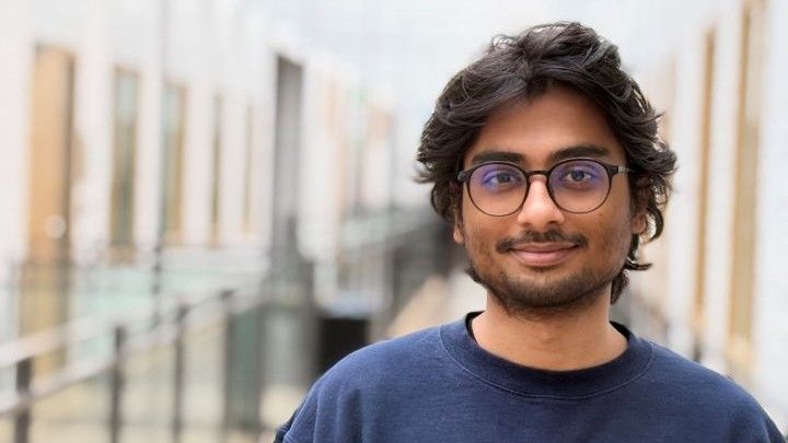 forskaren Rishi Hazra i en korridor