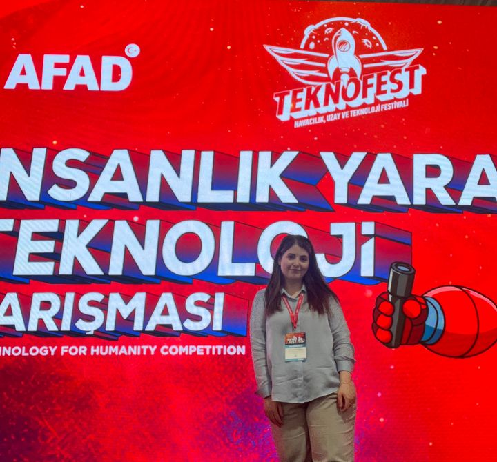 Örebrostudenten Meryem Berat Kahramanoglu deltog nyligen i en internationell innovationstävling och slutade på plats 16 av totalt 90 000 bidrag. Hon har utvecklat en belysningsrobot som kan användas vid naturkatastrofer.