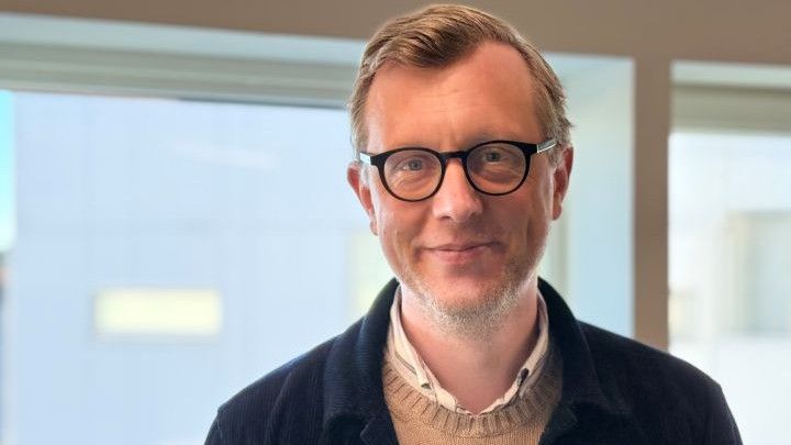 Forskare framför fönster