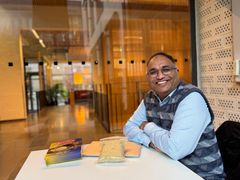 Man vid bord som har paket framför sig