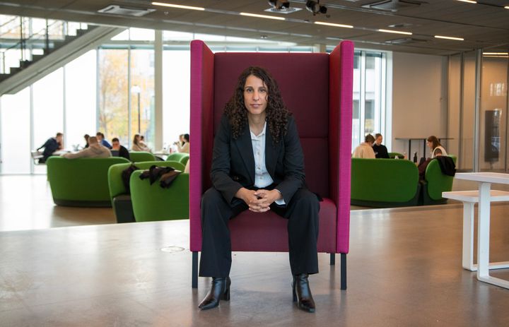 "Digitaliseringen går snabbt och svensk industri behöver spetskompetens för att fortsätta vara konkurrenskraftig. Nu testar vi nya sätt för livslångt lärande, i nära samarbete mellan akademi och industri". Det säger Amy Loutfi, som är professor vid Örebro universitet och föreståndare för AI, Robotics and Cybersecurity Center (ARC), som står värd för Expert Learning Lab. Amy är också programdirektör för forskningsprogrammet WASP och affilierad professor vid Linköpings universitet.