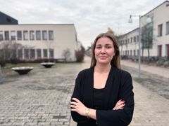 Kvinna med armarna i kors Örebro universitets campus