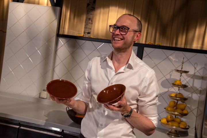 Forskaren håller upp två skålar