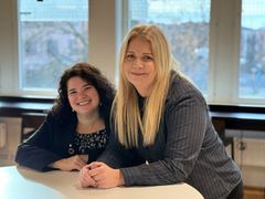 Två forskare framför fönster