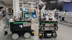 Genom att placera en ”låtsasförare” på lagerroboten, i form av en liten robotdocka, kan roboten med gester och ord berätta vad den tänker göra.