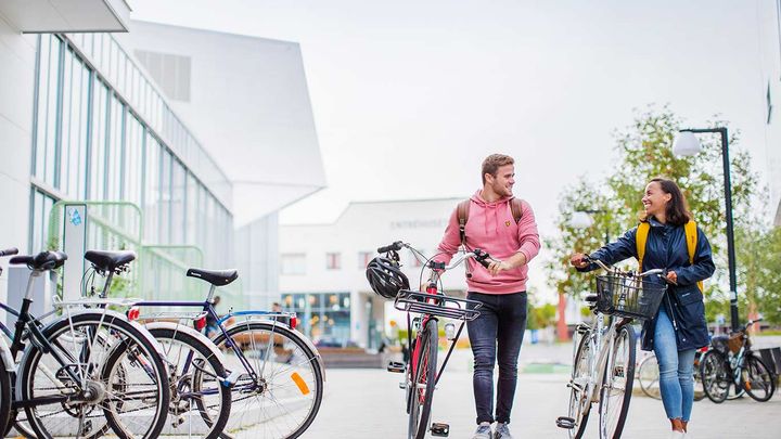 Studenter med cyklar på Örebro universitets campus