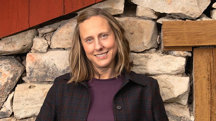 Sara Edlund står mot en stenvägg.