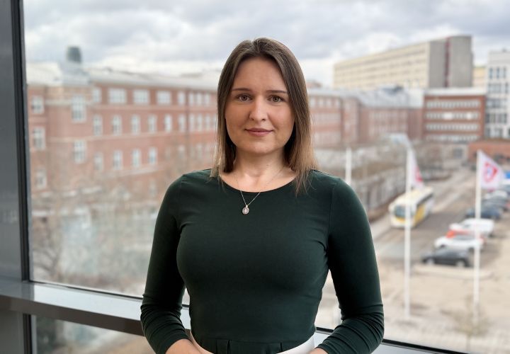 Forskaren framför ett fönster