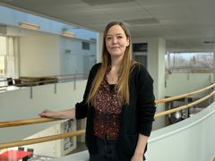 Lina Sandström med handen på ett räcke.