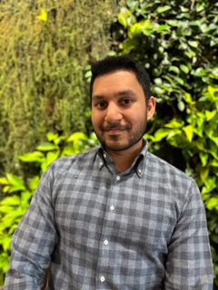 Forskare i grön miljö.