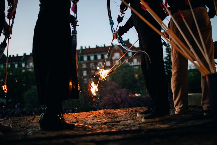 Pilbågar tänder brasan vid Valborgsfirandet utanför Örebro slott förra året.