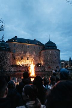 Traditionell majbrasa vid Örebro slott.