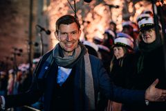 Fredrik Berglund framför kören under Valborgsfirandet vid Örebro slott.