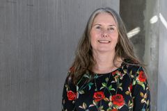 "Algoritmer är skapade av människor och bär också med sig våra perspektiv. Det innebär att de både kan bidra till mer likvärdiga beslut – och riskera att förstärka bias", säger Karin Hedström, professor i informatik.