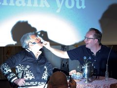 Jonathan Leer, professor i måltidsvetenskap vid Örebro universitet och författare till boken "Food porn", matar Martin Hablesreiter, ena halvan av den Wienbaserade konstnärsduon Honey & Bunny.