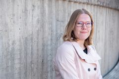 Forskare framför vägg