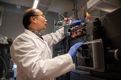 Leo Yeung, forskare i kemi vid Örebro universitet.