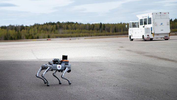 Robothunden på plats på Örebro flygplats.