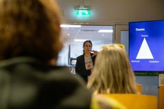 Amy Loutfi berättar om projektet på flygplatsen.