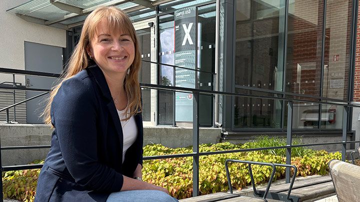 Lena Uvhagen utanför Campus USÖ, Örebro universitet.