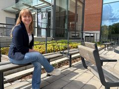 Lena Uvhagen utanför Campus USÖ, Örebro universitet