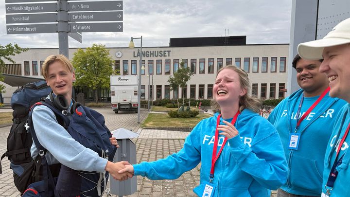 Tre studenter vid Örebro universitet hälsar Milo Schuddinck från Ghent i Belgien till Sverige.
