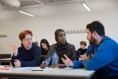 Kewin Wenner i samtal med elever vid en högstadieskola i Örebro.