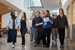 Studentambassörer håller en rundvandring för skolelever på Örebro universitets campus.