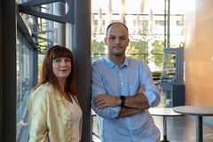 Tuulia Hyötyläinen, professor i kemi vid Örebro universitet och Andi Alijagic, docent i biologi vid Örebro universitet.