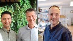 Hazem Khalaf och Torbjörn Bengtsson vid Örebro universitet har utvecklat de antivirala peptiderna PLNC8ab. Till höger Niklas Arnberg, professor i virologi vid Umeå universitet, vars forskargrupp har testat peptiderna i en avancerad modell av mänskliga luftvägar.