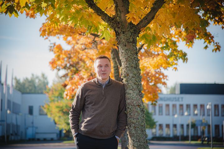 Denny Jonssons avhandling bidrar med ny kunskap om hur dialekt, identitet och skolmiljö hänger samman i dagens Sverige.